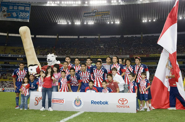 Las Chivas son retratadas antes del inicio del encuentro.
