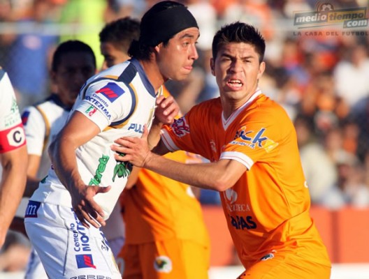 Leonel Olmedo marca a Oribe Peralta.