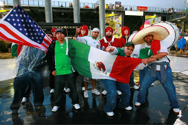 ¿Lluvia? Qué importa, la gente quiere disfrutar de un gran juego.