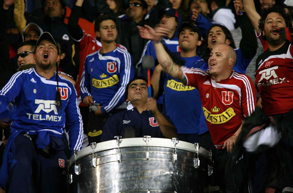Los aficionados de la U hicieron el viaje desde Chile para apoyar a su equipo.