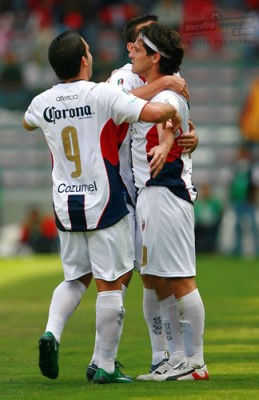 Los atlantistas festejan a Pereyra por su gol.