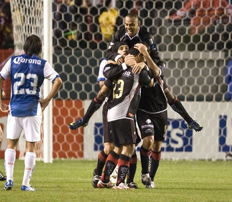 Los atlistas celebran el segundo gol marcado por Bruno ';Barullo'; Marioni.
