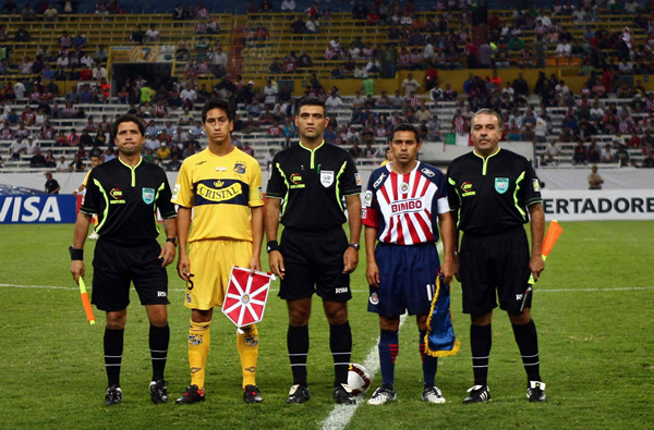 Los capitanes con los árbitros del encuentro.