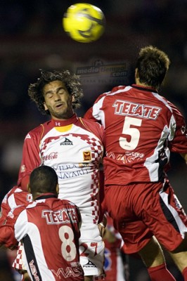 Los centrales de ambos equipos, Leaño y Malagueño, en busca del balón.