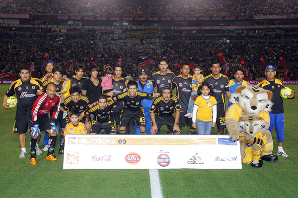 Los felinos acompañados en la foto oficial.