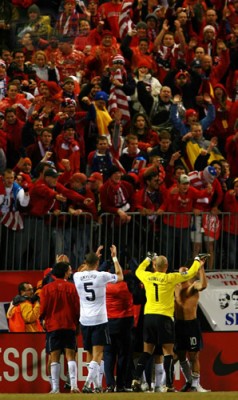 Los norteamericanos festajando con su afición.