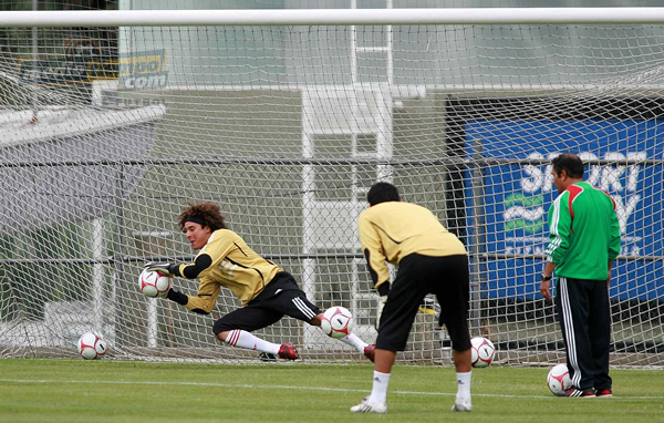 Los porteros dan lo mejor de sí en los trabajos por el arco del Tri.
