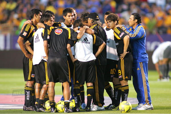 Los Tigres planeando el encuentro.