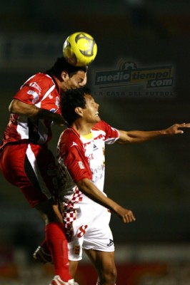 Lucha aerea por el esférico entre Maggiolo y Sánchez que es ganada por el primero.