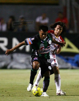 Ludueña intentando quitarse la marca universitaria.