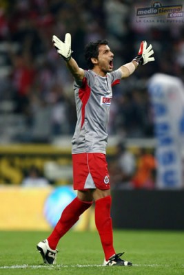 Luis Ernesto Michel festeja el 2-0 de las Chivas.