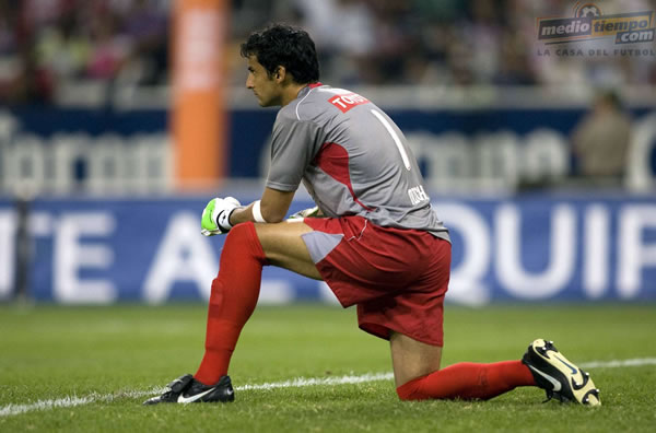 Luis Ernesto Michel y su tradicional ritual antes del pitido inicial.