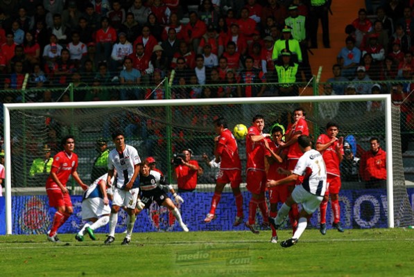 Luis Gabriel Rey intenta anotar desde fuera del área.