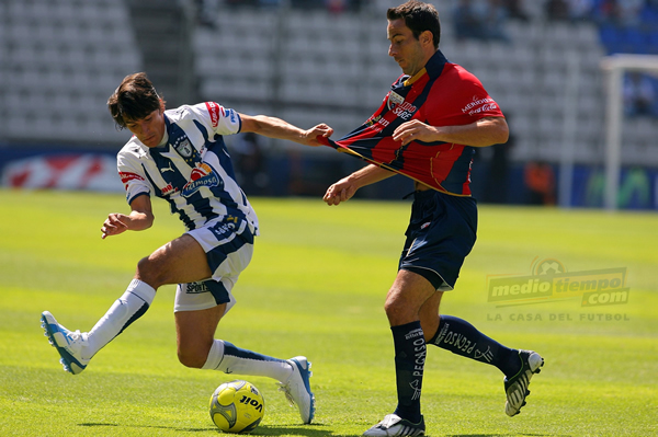 Luis Gabriel Rey tratando de marcar la diferencia en el duelo ante su ex equipo.