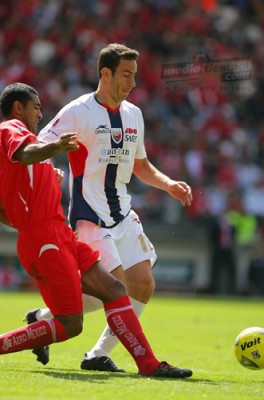 Luis Rey peleó duro en la delantera atlantista.