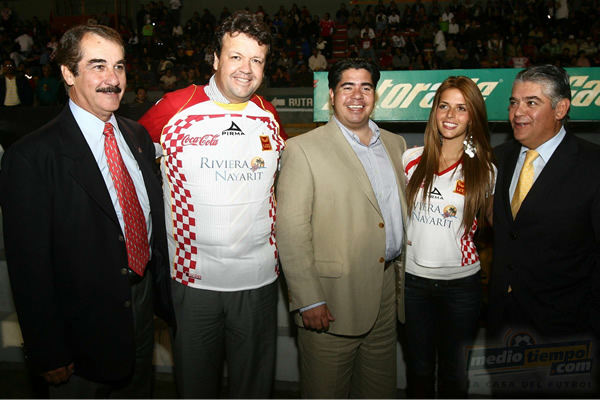 Junto a la madrina Claudia Álvarez, directivos tecolotes esperan el inicio del Clausura 2009.