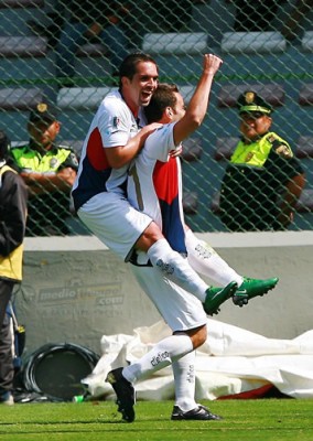 Maldonado festeja el gol del empate con Luis Rey.