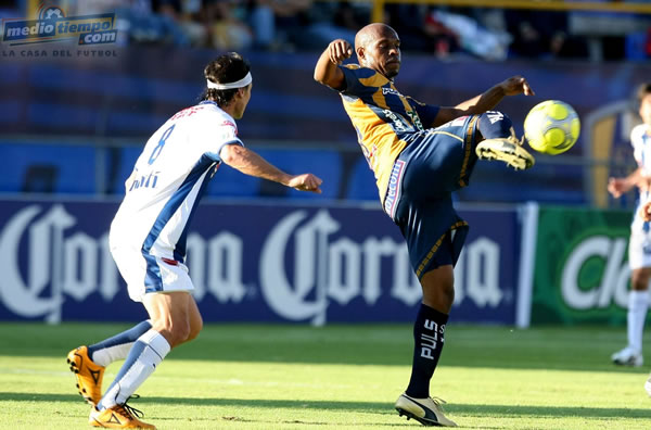 Malher Tressor Moreno es marcado por Gabriel Caballero.