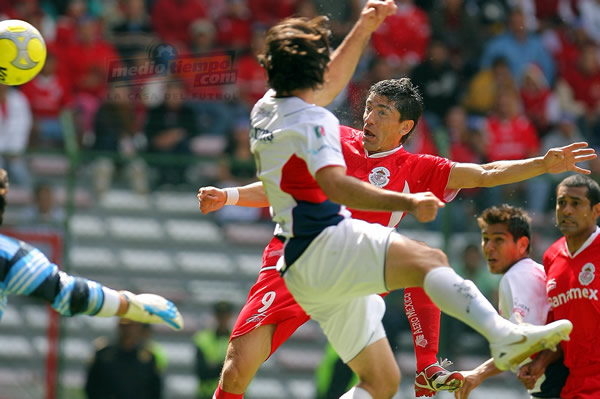 Mancilla es un peligro en el área rival.