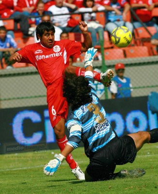 Manuel de la Torre intenta perforar la meta de Vilar.