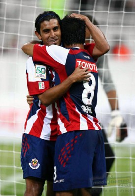 Marco Fabián y Alberto Medina fueron los elementos más desequilibrantes del equipo rojiblanco.