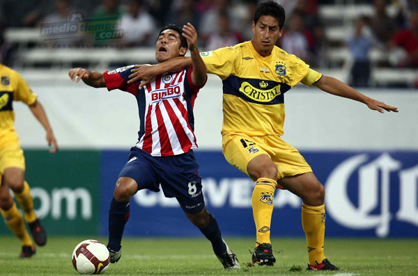 Marco Fabián recibió una falta en el área que se cobró como penal.