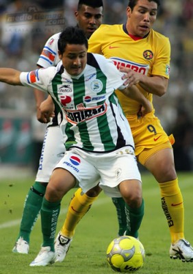 Mares cubre el balón ante el acecho de Cabañas.