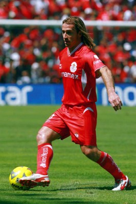 Martín Andrés Romagnoli se adueño del medio campo en la cancha del Nemesio Díez.