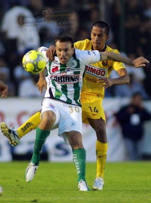 Matías Vuoso peleó en la ofensiva santista.