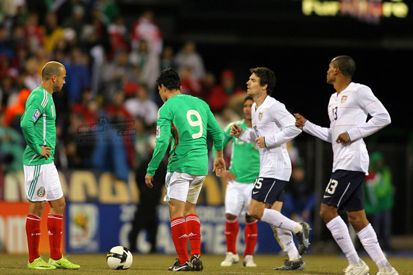 México hace el saque de centro tras el segundo gol norteamericano.