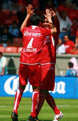 Miguel Almazán celebra el gol con su compañero en la defensa central, Edgar Dueñas.