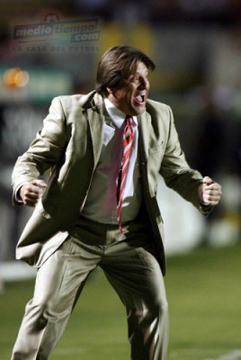 Miguel Herrera festeja el gol del ';Pony';.
