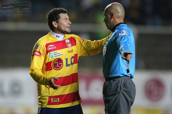 Miguel Sabah dialoga con el nazareno del encuentro, Mauricio Rafael Morales.