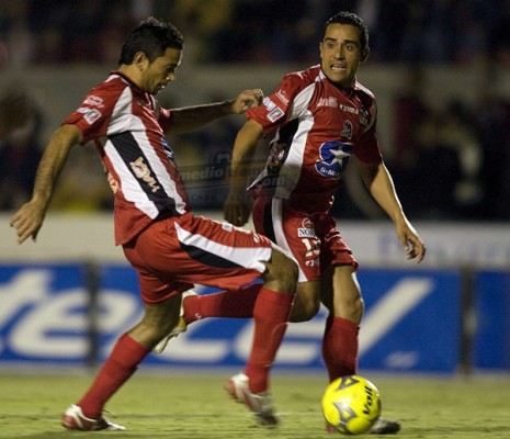 Ante la mirada de Esqueda, así definió Ezequiel Maggiolo para el 1-1 parcial.