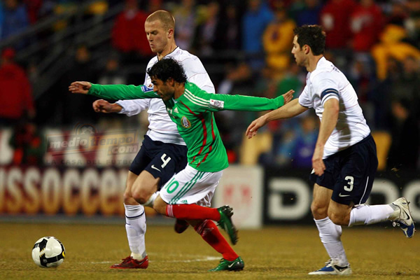 Nery Castillo jugó de inicio, pero se lesionó y salió de cambio.