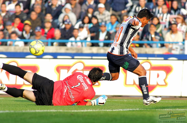Osvaldo David Martínez no consigue superar a Jorge Villalpando.