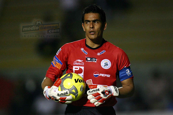 Oswaldo no pudo evitar que su marco cayera.