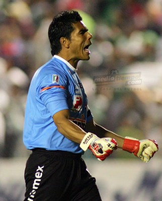 Oswaldo Sánchez grita eufóricamente el gol del ';Chato';.