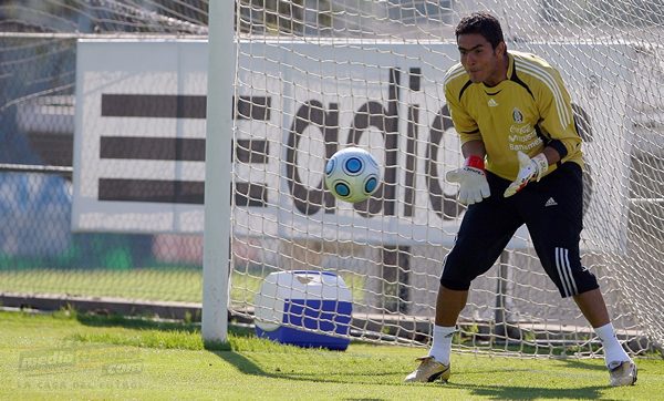 Oswaldo Sánchez seguramente saltará como titular ante Suecia.