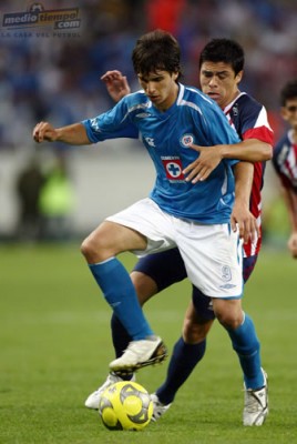 Pablo Daniel Zeballos es marcado por Gonzalo Pineda.