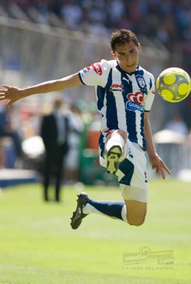 Paul Aguilar vuela por el aire impidiendo que salga el esférico.