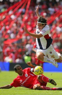 Paulo da Silva tuvo problemas para frenar a Pereyra.