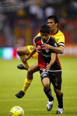 Pável Pardo comete falta a Luis Robles.