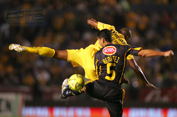 Pedro Benítez estorbandole a Robert De Pinho.