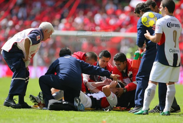 Pereyra es atendido después de una dura falta del capitán Da Silva.