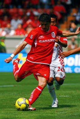 Por más que intentó el delantero de los Pingos, no pudo ante la defensa emplumada.