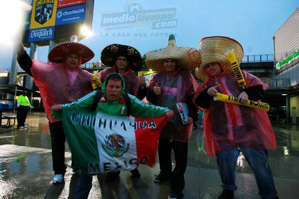 Por momentos, la lluvia hizo pensar que se suspendería el juego.