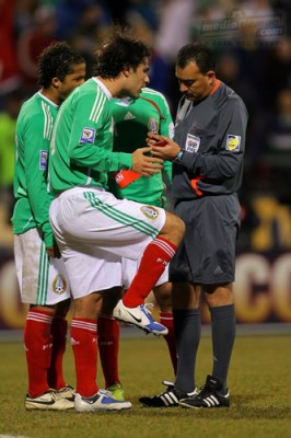 Rafa trata de explicarle al árbitro lo que sucedió en la jugada de la roja, pero ya todo estaba decidido.