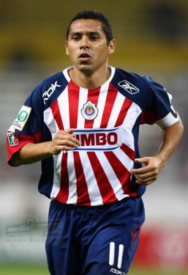 Ramón Morales cobró el penal para Chivas.