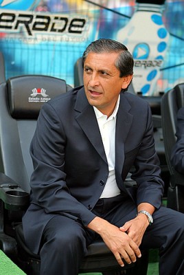 Ramón ';Pelado'; Díaz vivió nervioso el partido.